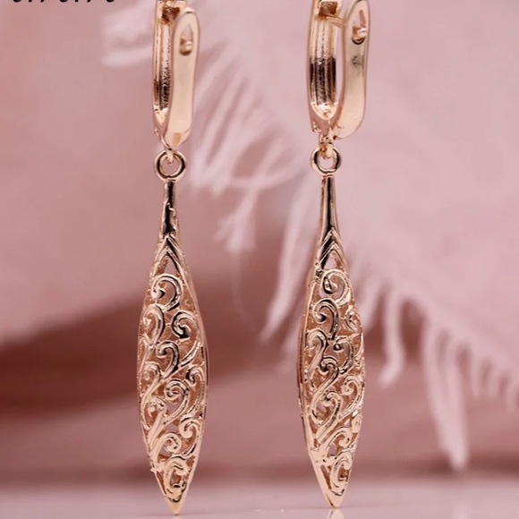 🌟 Gold Plated Drop Earrings - Picture 2 of 5
